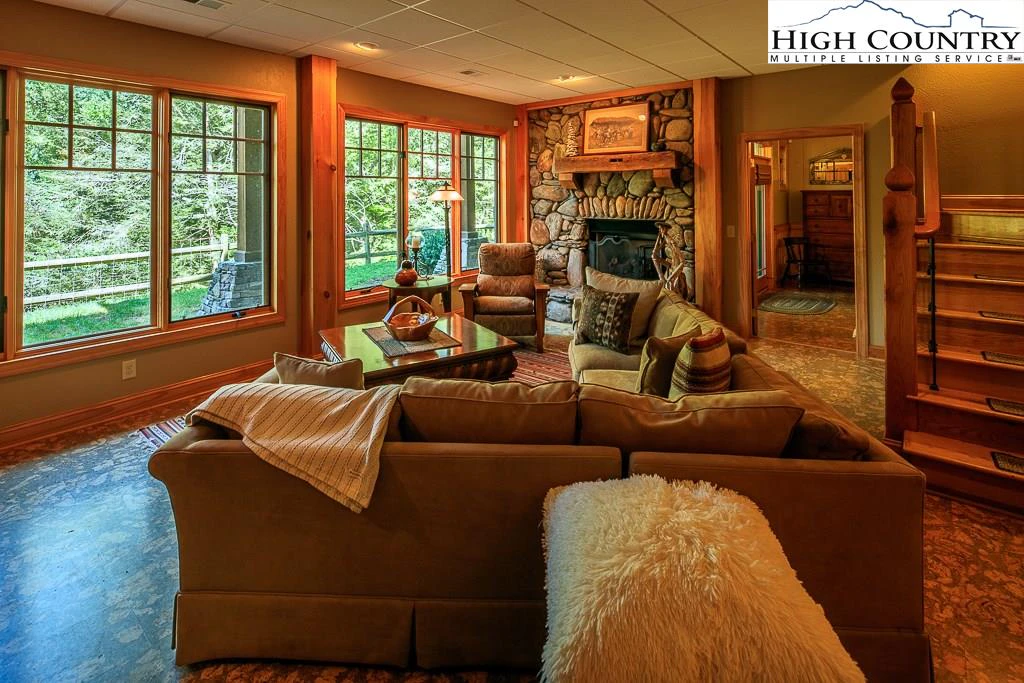 Image number 13 for the current listing