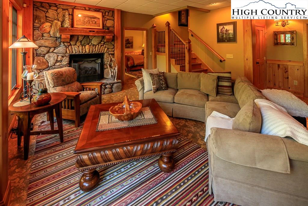 Image number 2 for the current listing