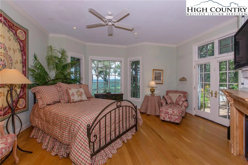 Image number 14 for the current listing