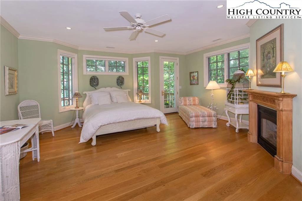 Image number 13 for the current listing