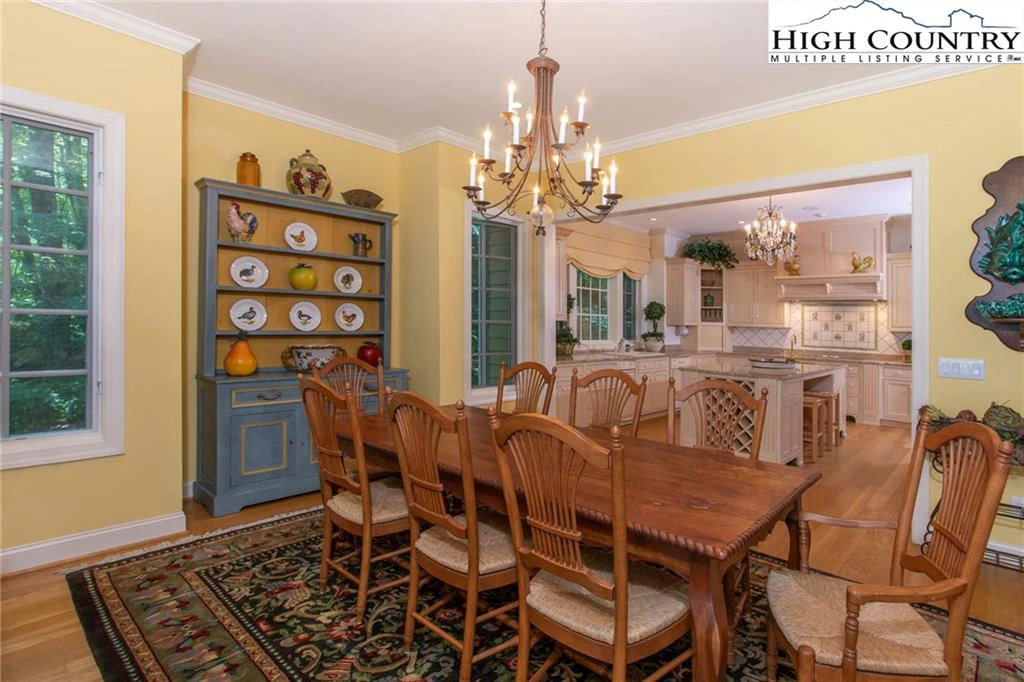 Image number 21 for the current listing