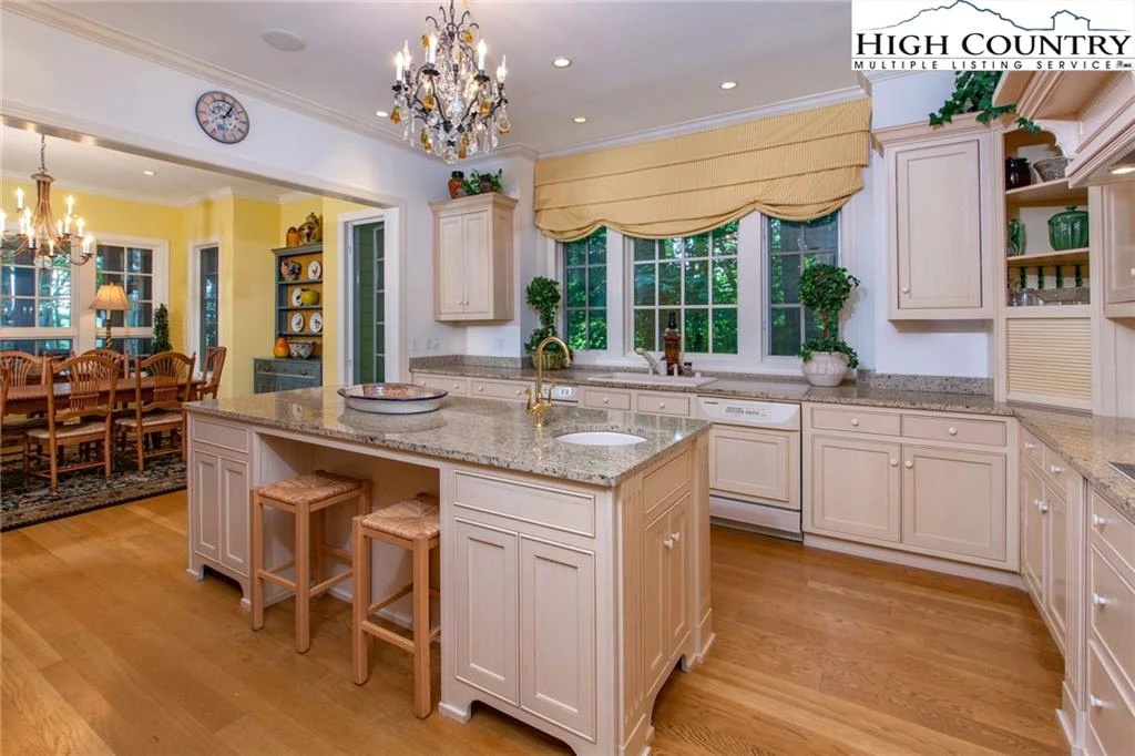 Image number 19 for the current listing