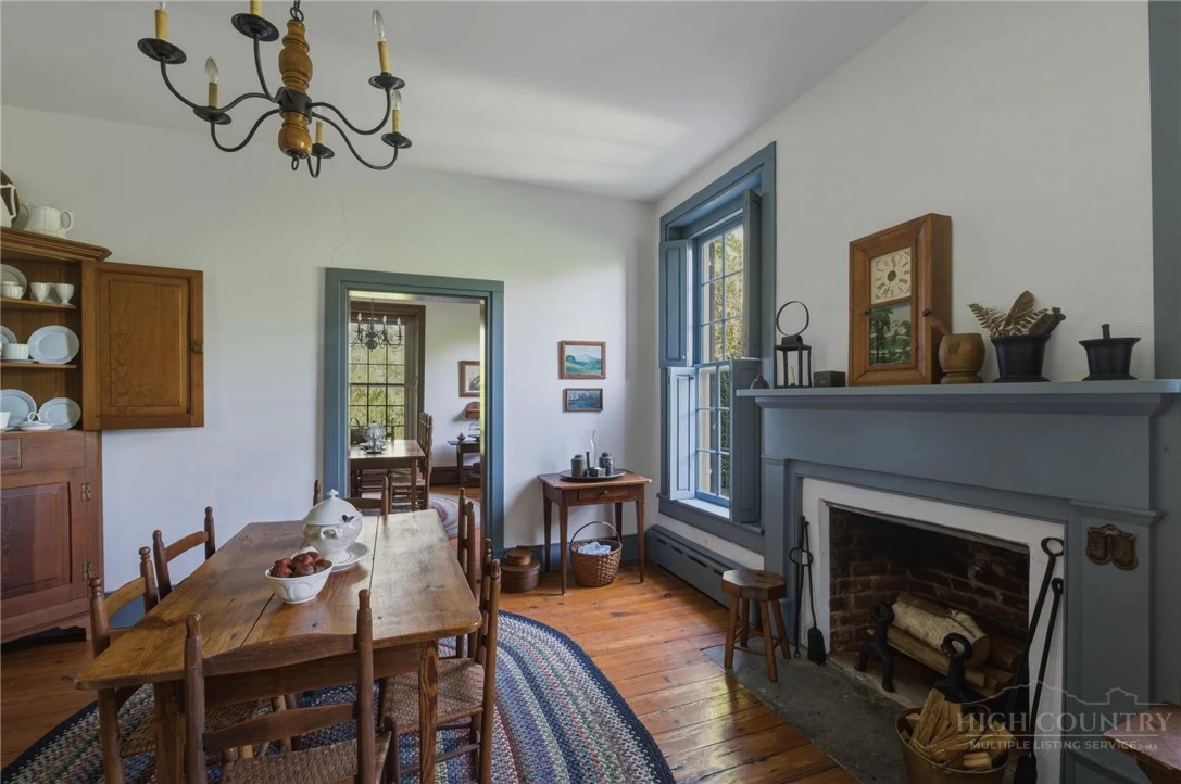 Image number 19 for the current listing