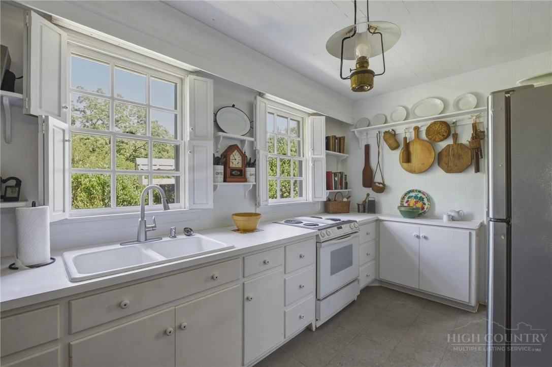 Image number 14 for the current listing