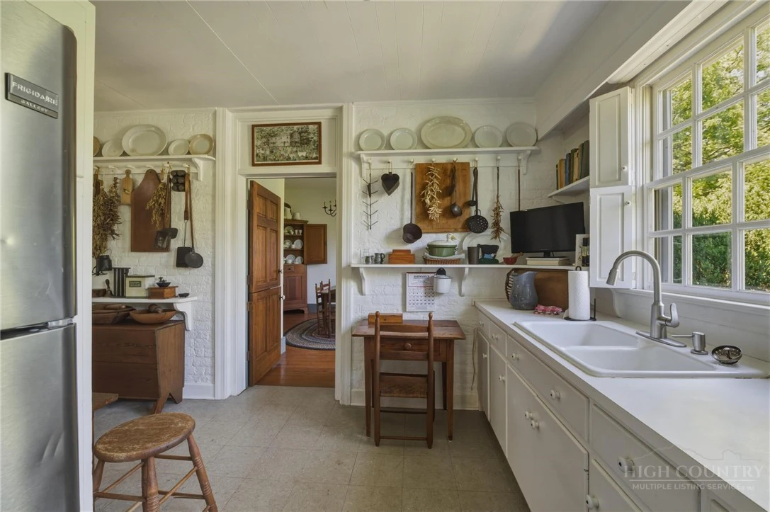 Image number 15 for the current listing