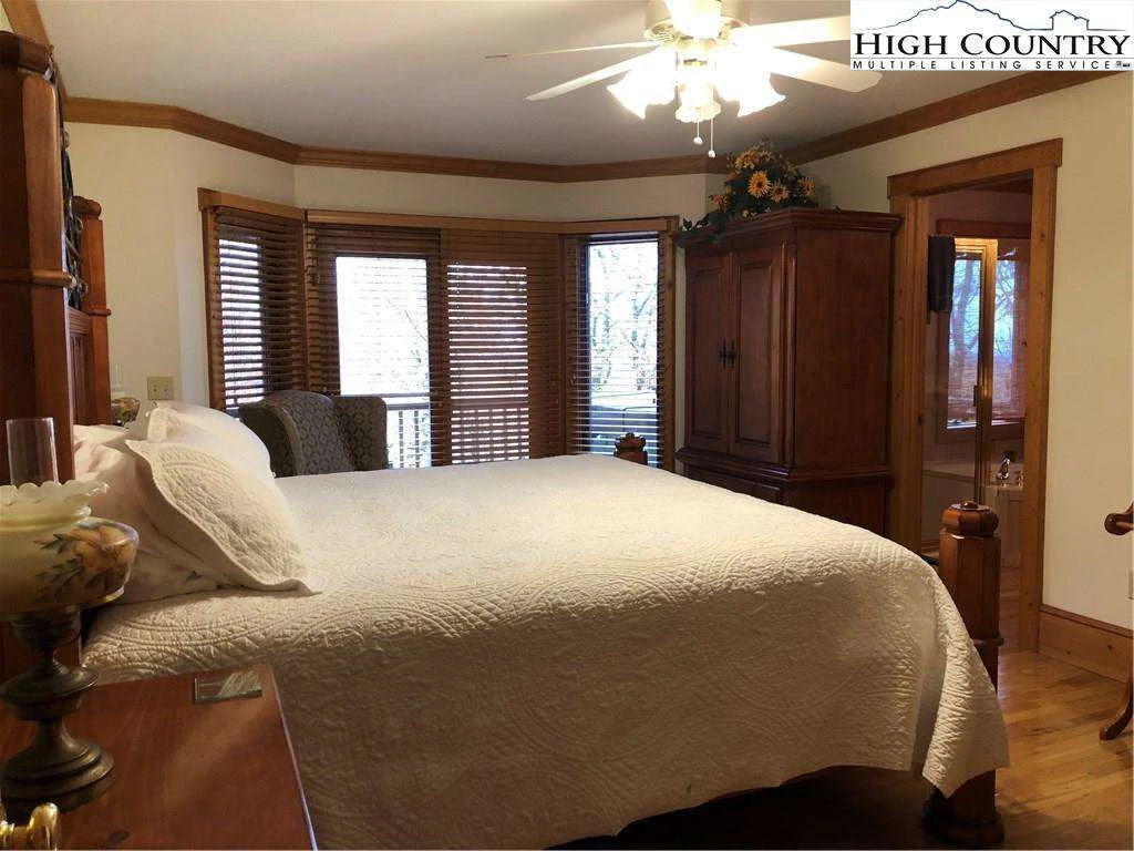 Image number 20 for the current listing