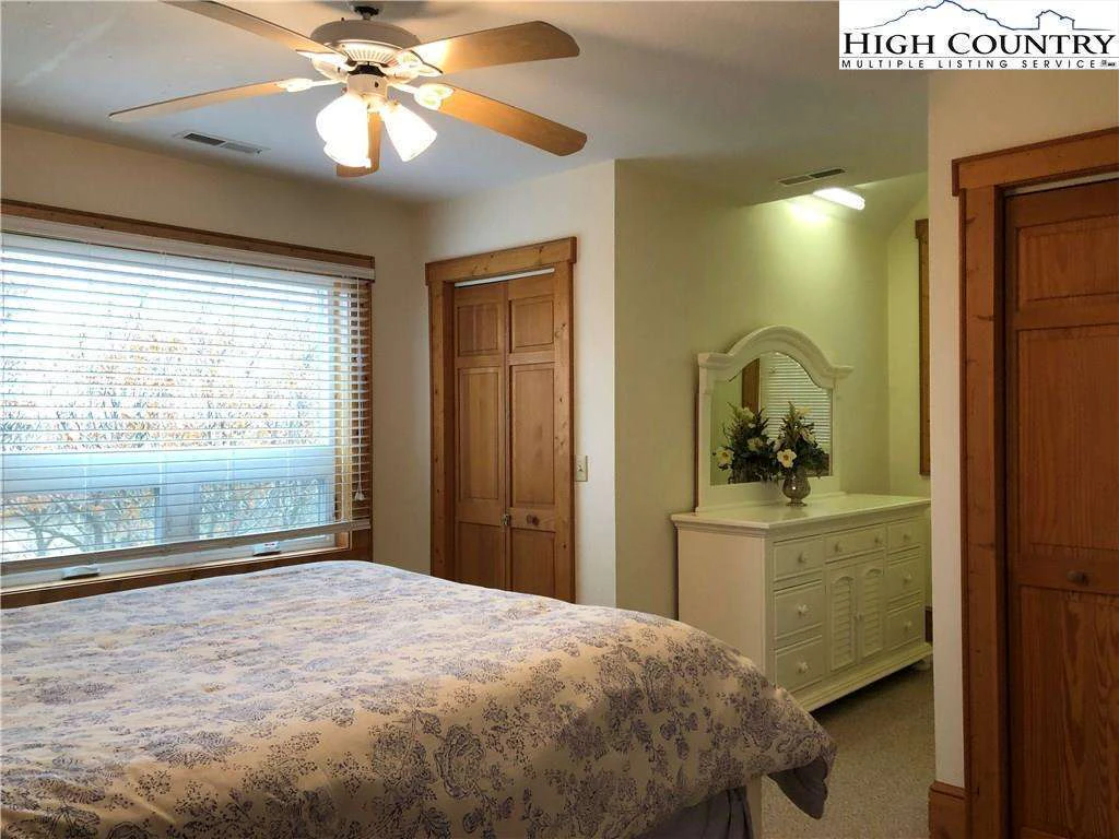 Image number 2 for the current listing