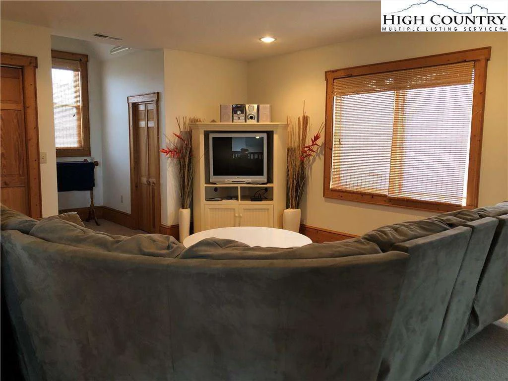 Image number 13 for the current listing