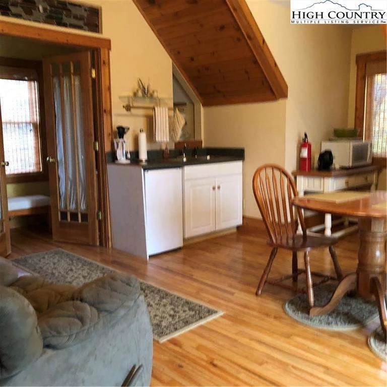 Image number 8 for the current listing
