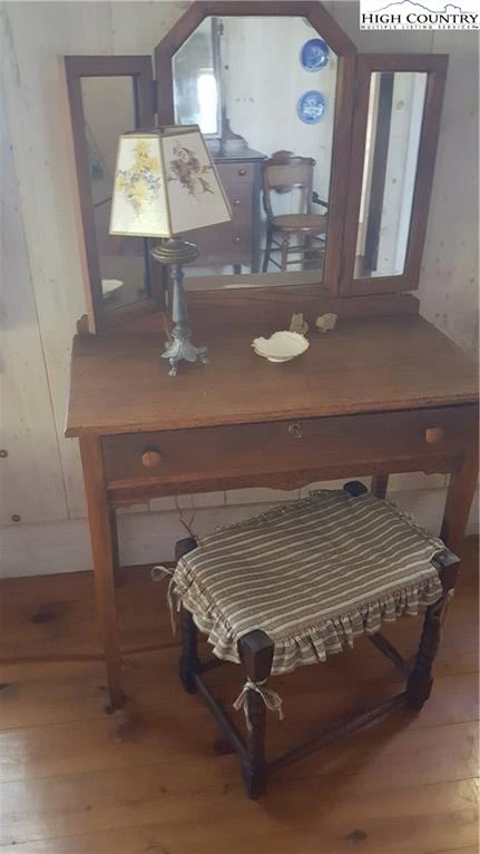 Image number 15 for the current listing