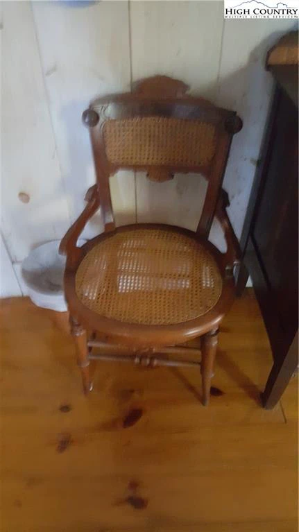 Image number 14 for the current listing