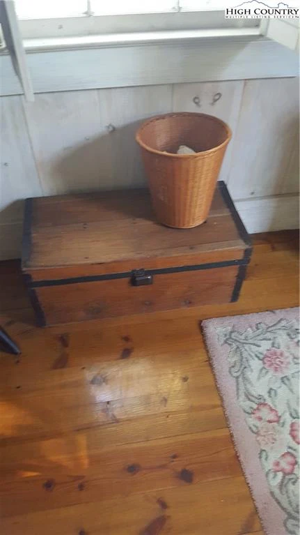 Image number 10 for the current listing