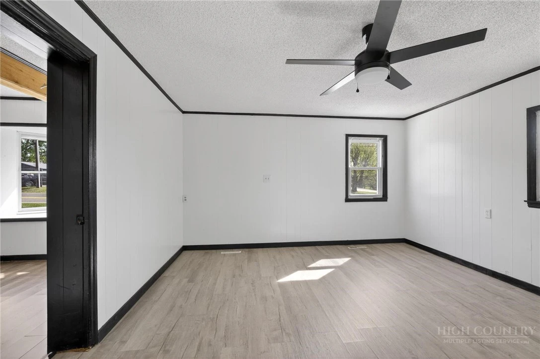 Image number 8 for the current listing