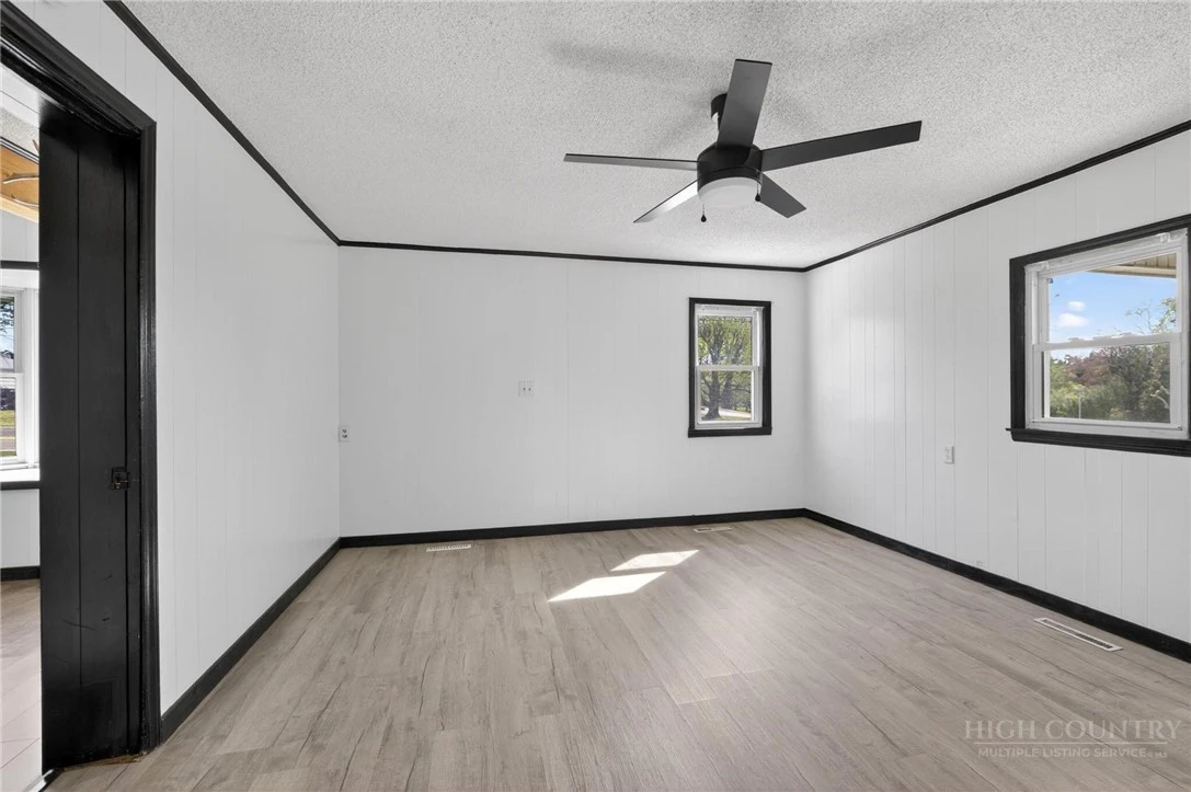 Image number 2 for the current listing