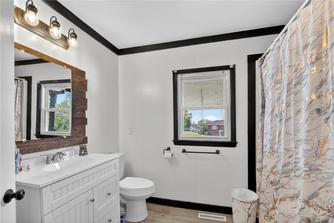 Image number 11 for the current listing