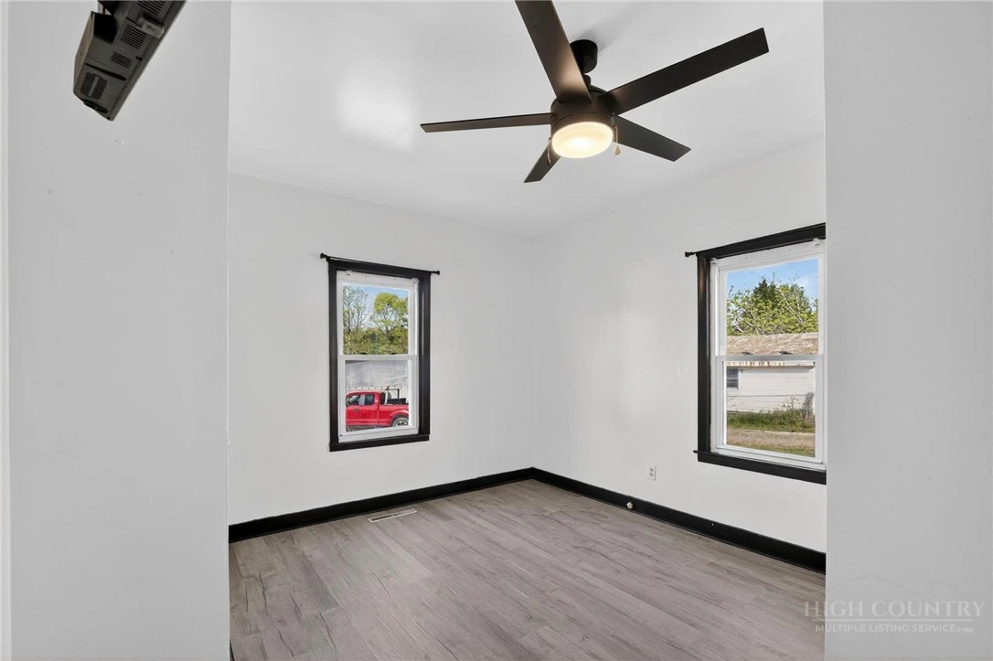 Image number 4 for the current listing