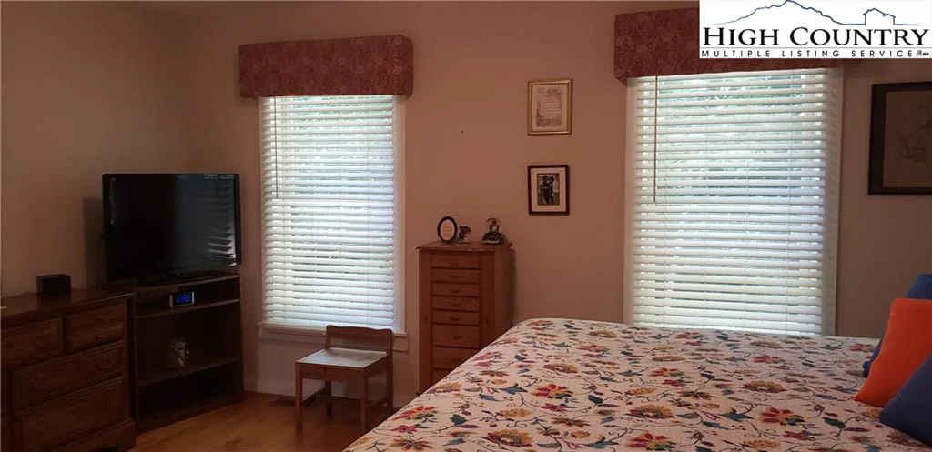 Image number 13 for the current listing