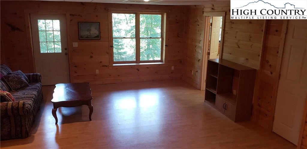 Image number 19 for the current listing