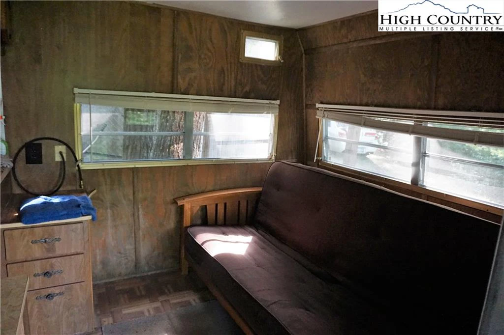 Image number 19 for the current listing