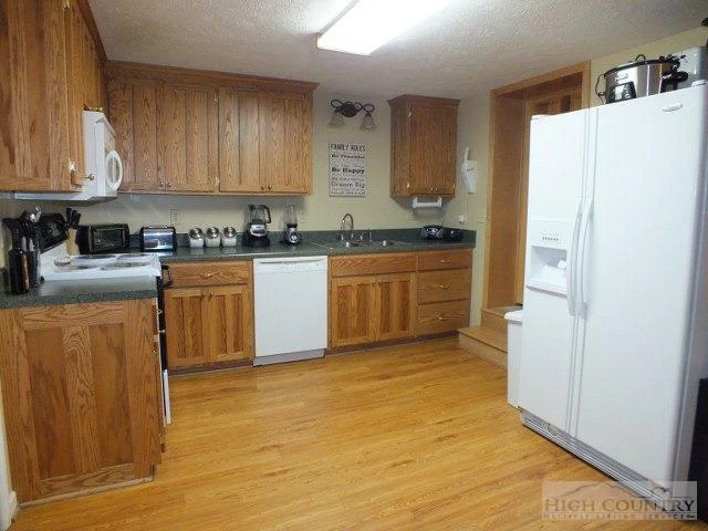 Image number 17 for the current listing