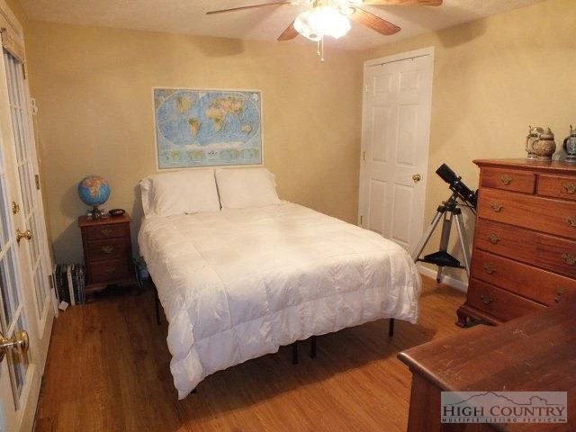 Image number 13 for the current listing