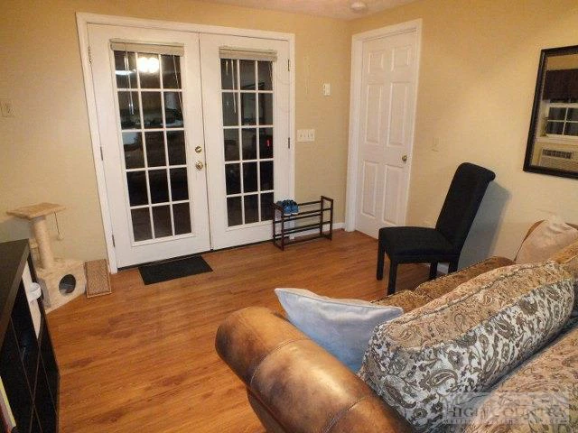 Image number 19 for the current listing