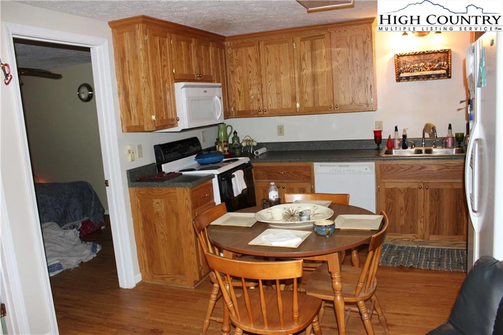 Image number 5 for the current listing