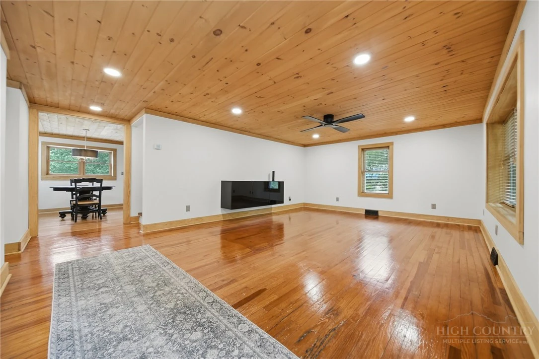Image number 2 for the current listing