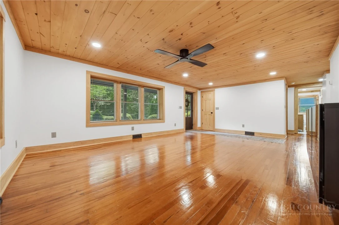 Image number 3 for the current listing