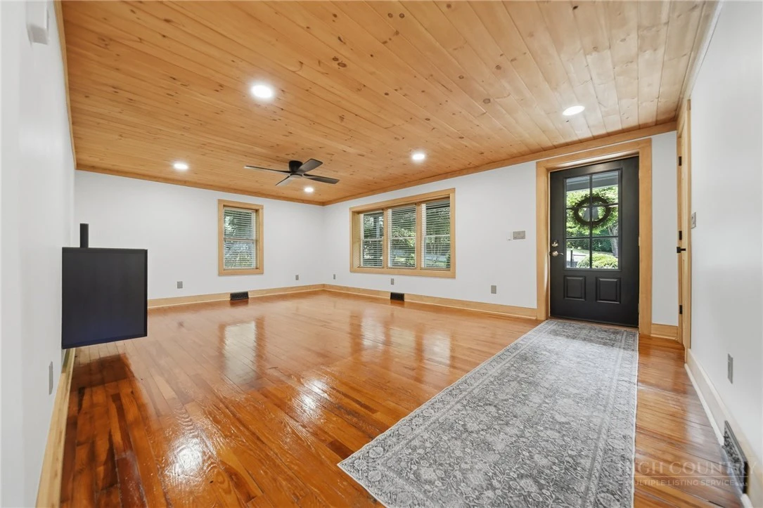 Image number 4 for the current listing