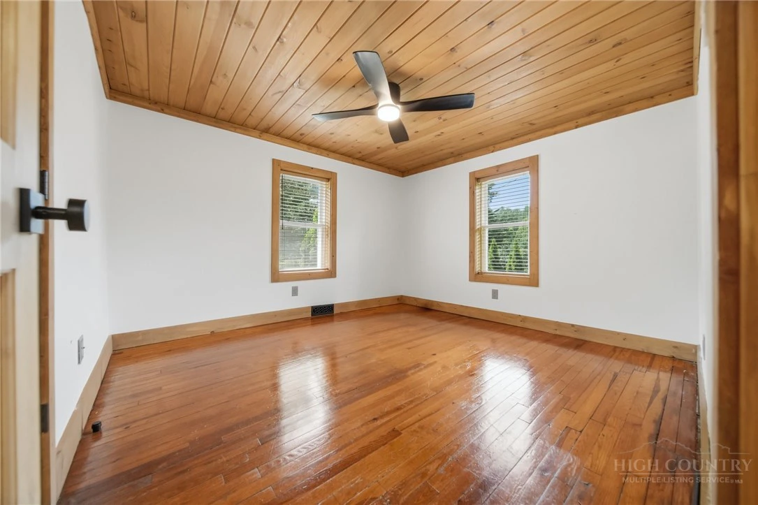 Image number 13 for the current listing