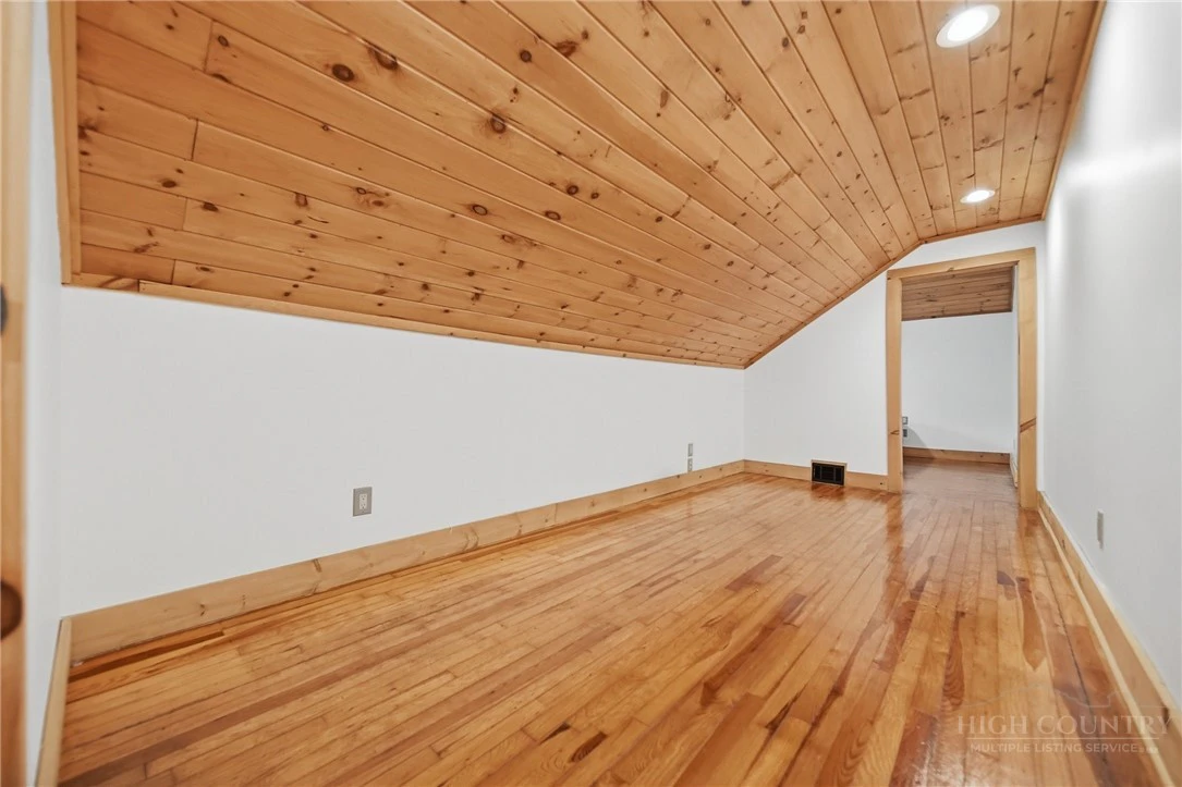 Image number 17 for the current listing