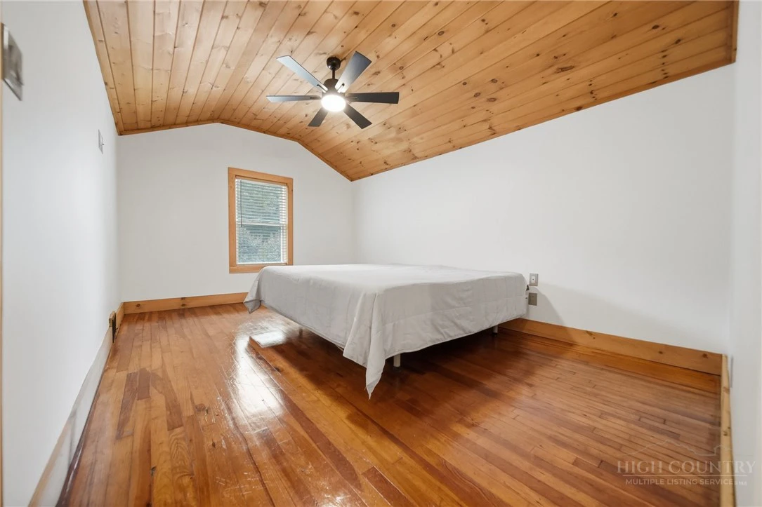 Image number 18 for the current listing