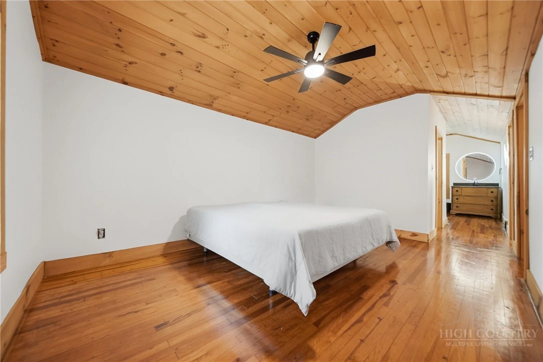 Image number 19 for the current listing