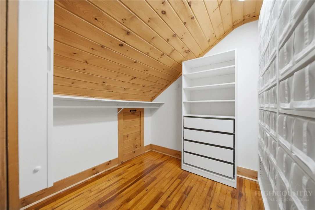 Image number 21 for the current listing