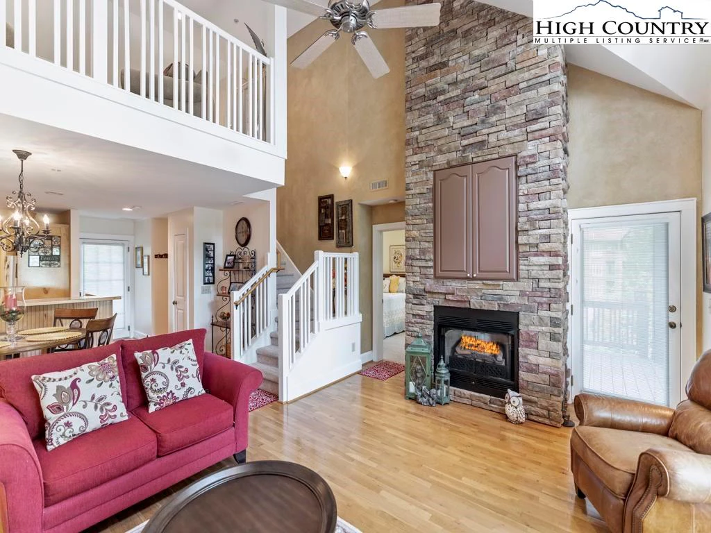 Image number 1 for the current listing