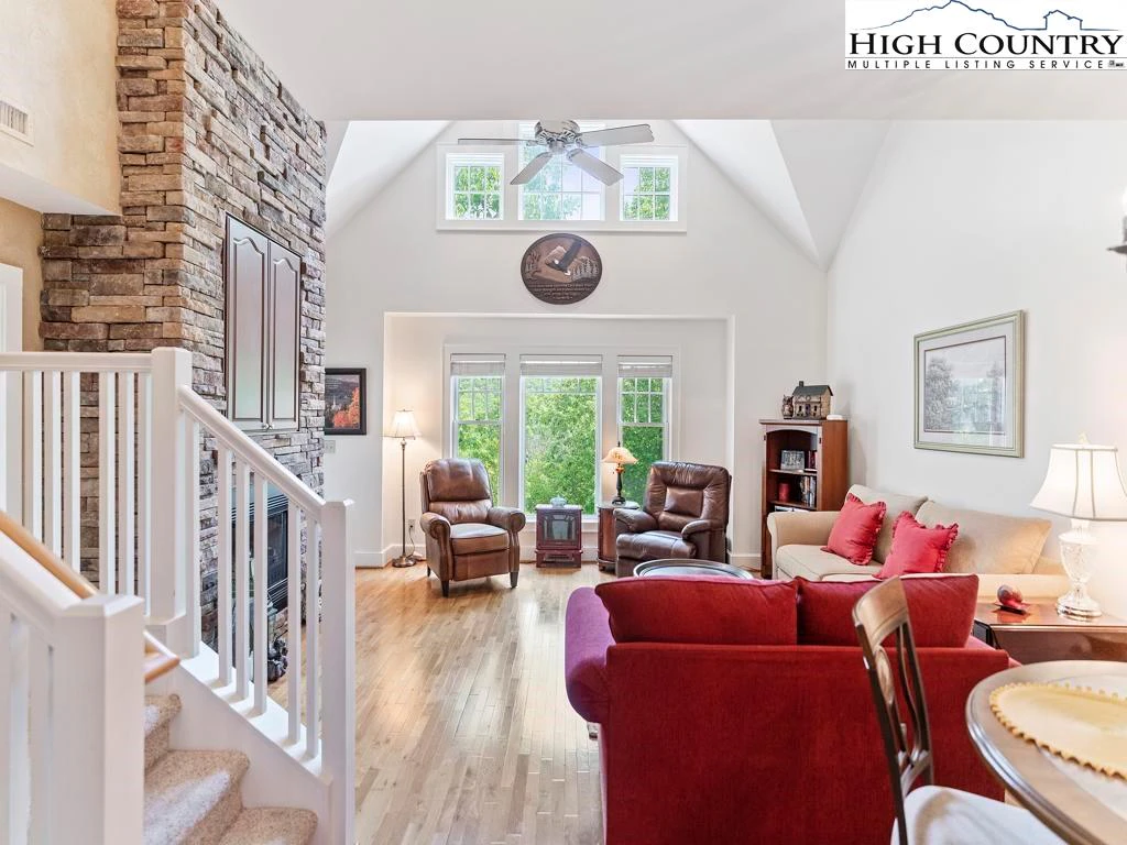 Image number 21 for the current listing