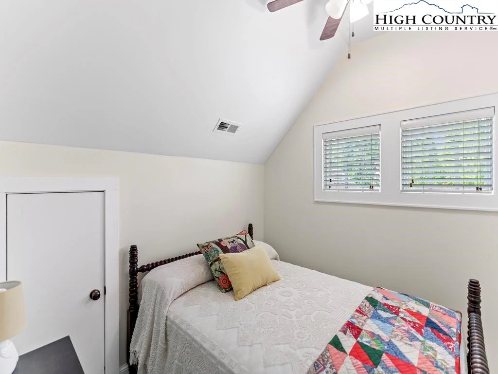 Image number 11 for the current listing
