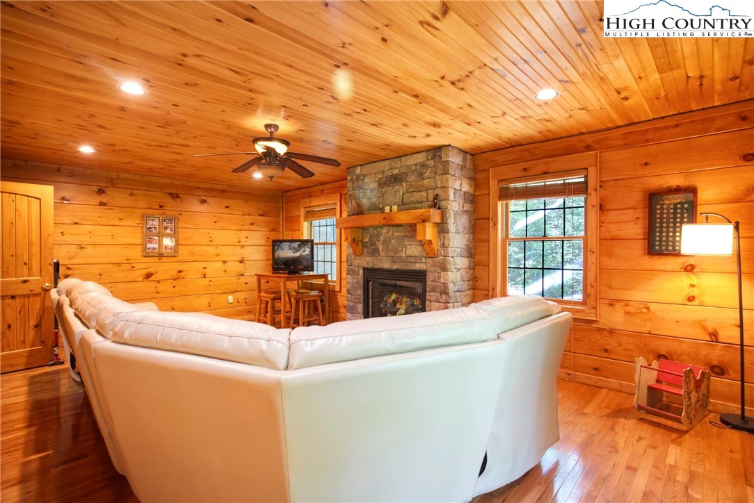 Image number 8 for the current listing