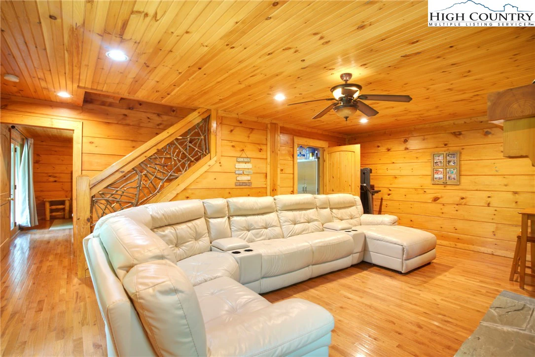 Image number 9 for the current listing