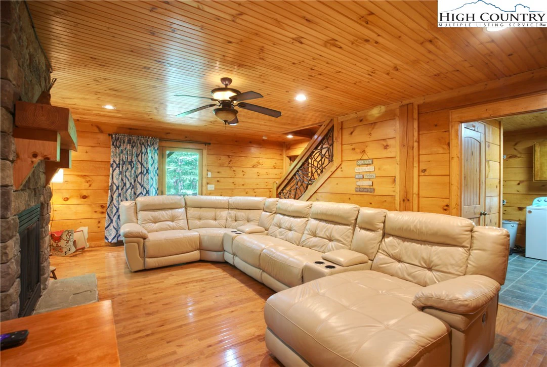 Image number 10 for the current listing