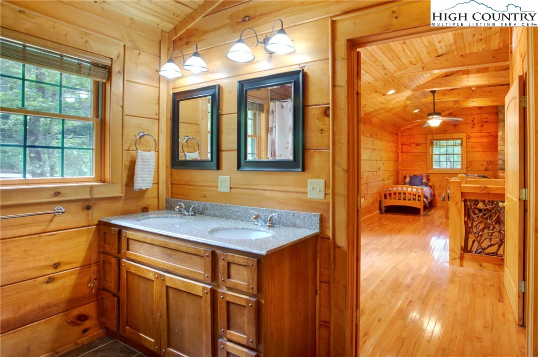 Image number 12 for the current listing