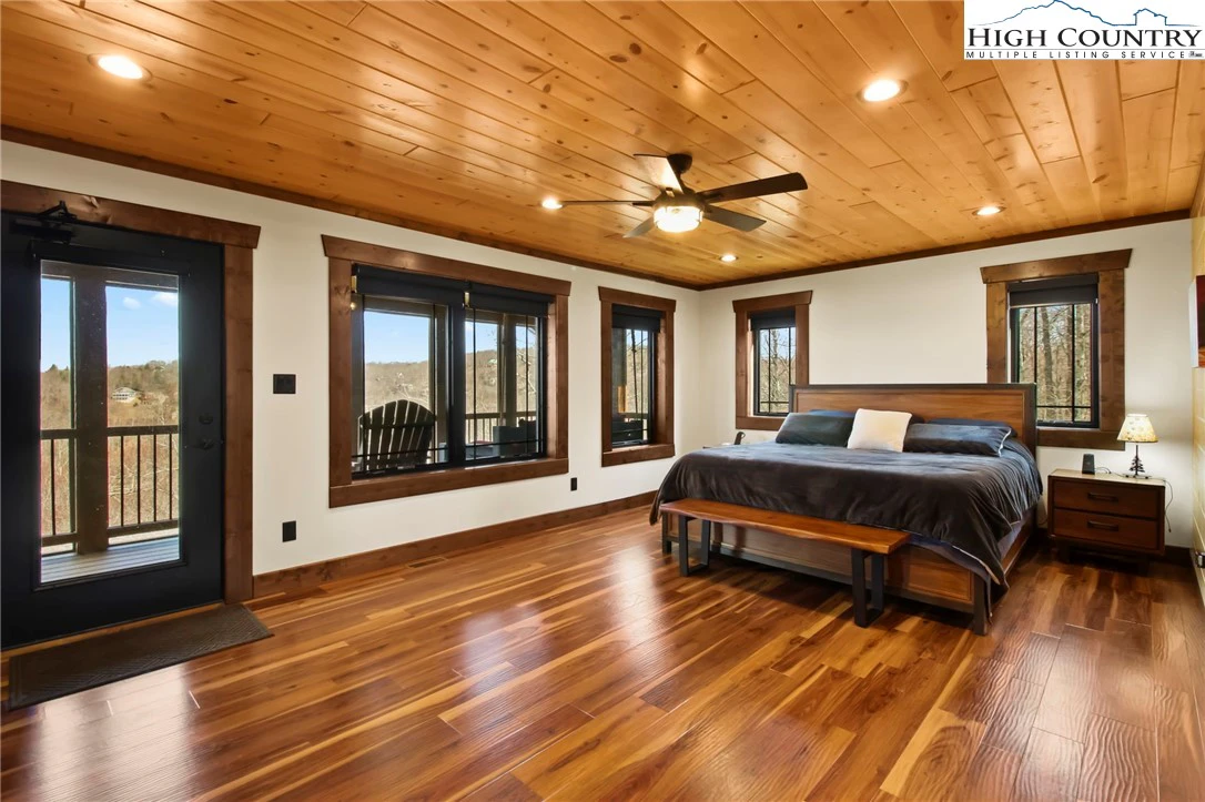 Image number 15 for the current listing