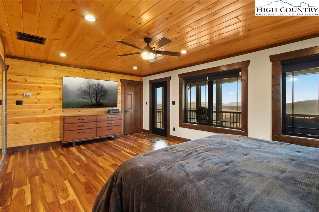 Image number 11 for the current listing