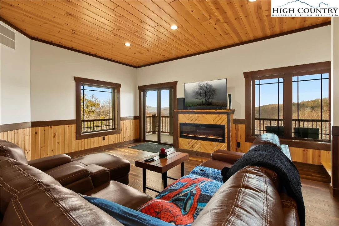 Image number 12 for the current listing