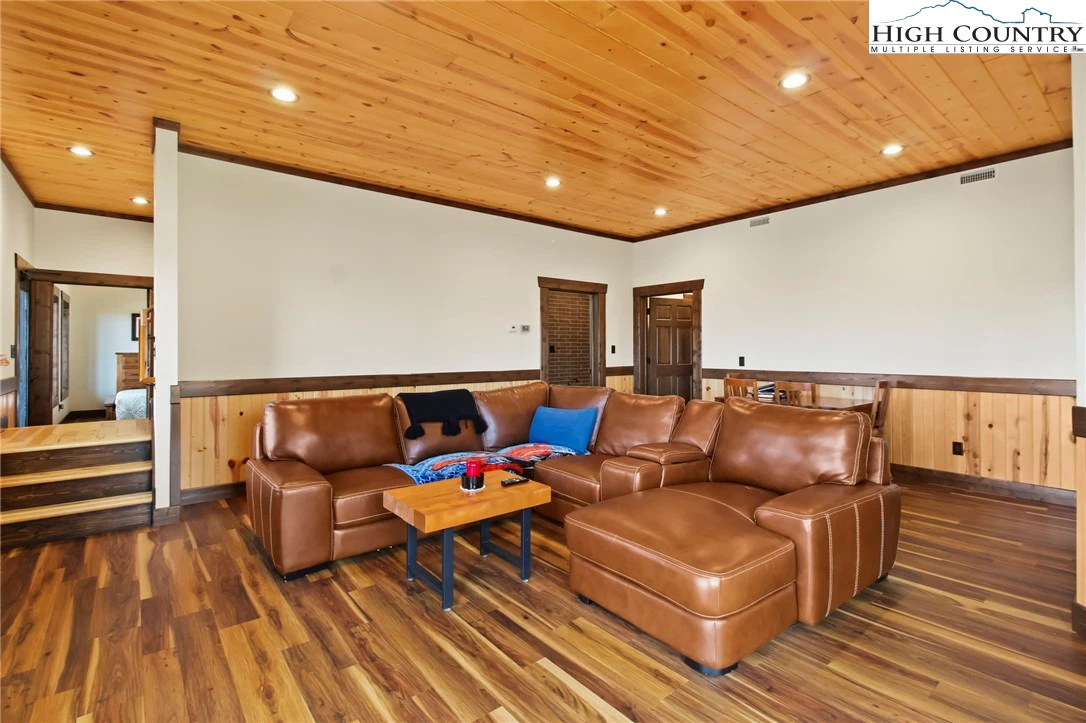 Image number 4 for the current listing