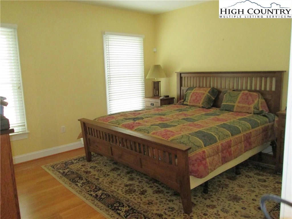 Image number 11 for the current listing