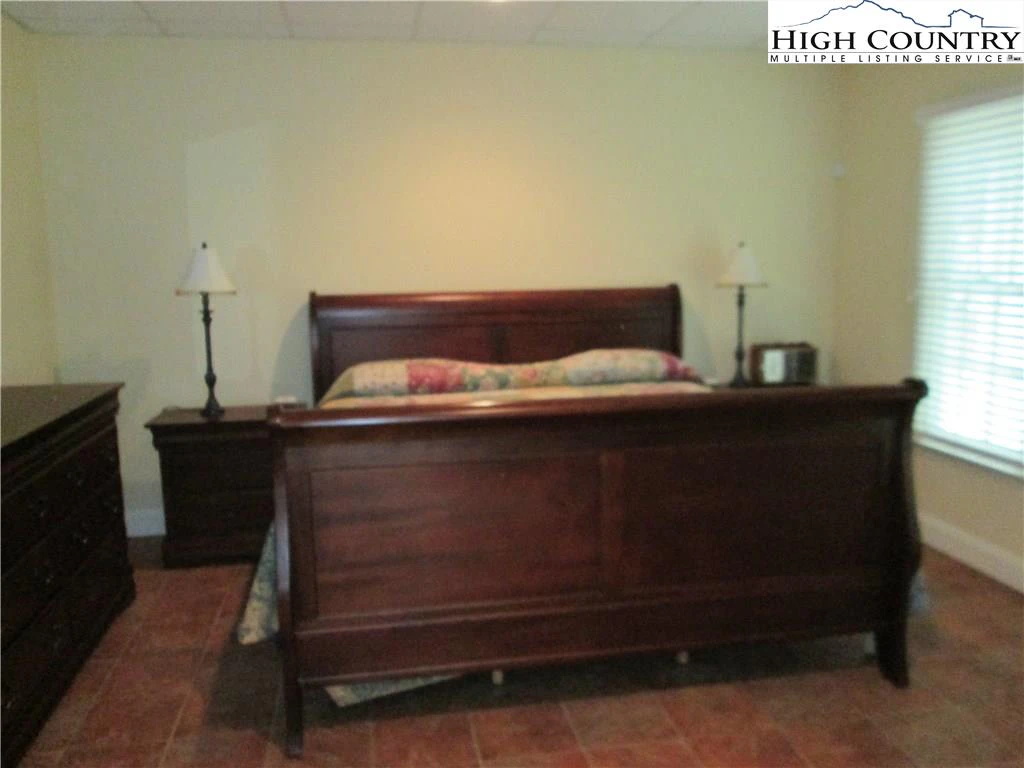 Image number 15 for the current listing