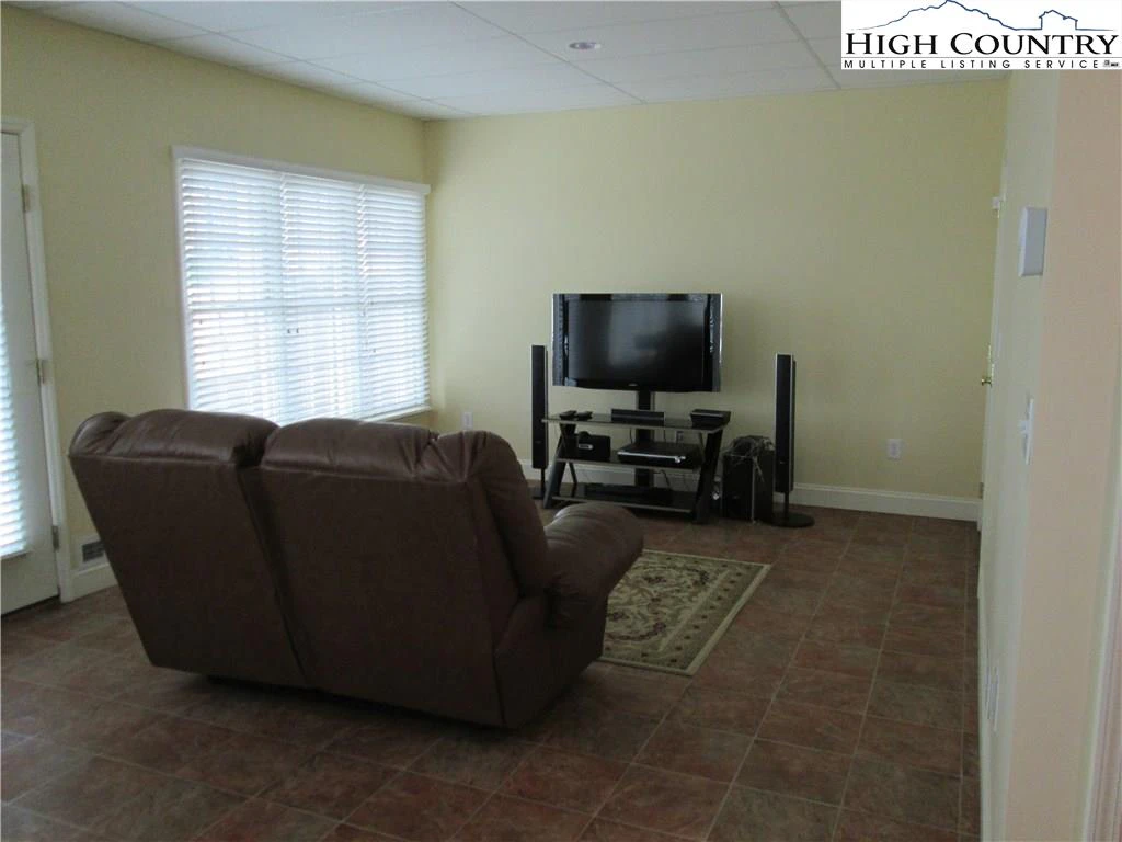 Image number 16 for the current listing