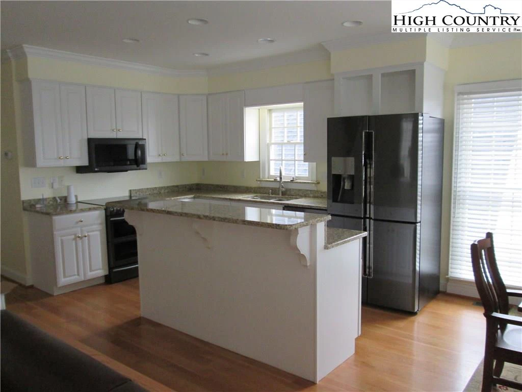 Image number 7 for the current listing